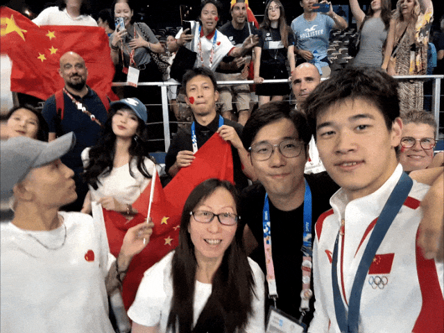 Lưu Thi Thi chụp ké hình với vận động viên Phan Triển Nhạc, nhưng lại chạy bài truyền thông với tên của cô đứng trước. Lưu Thi Thi chụp ké hình với vận động viên Phan Triển Nhạc, nhưng lại chạy bài truyền thông với tên của cô đứng trước.