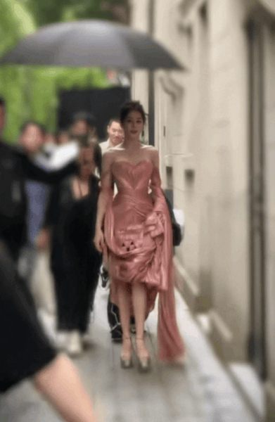 Ngày 13/7, Sina đưa tin Địch Lệ Nhiệt Ba tham gia sự kiện với bộ váy cúp ngực màu hồng Haute Couture của thương hiệu ArdAzAei. Mỹ nhân Tân Cương được ví như nữ thần Hy Lạp cổ đại nhờ vẻ đẹp hoàn hảo như tượng tạc. Ngay lập tức các từ khóa liên quan tới nhan sắc và sự kiện của Địch Lệ Nhiệt Ba trở thành chủ đề hot nhất trên Weibo với hàng chục triệu lượt đọc. Ngày 13/7, Sina đưa tin Địch Lệ Nhiệt Ba tham gia sự kiện với bộ váy cúp ngực màu hồng Haute Couture của thương hiệu ArdAzAei. Mỹ nhân Tân Cương được ví như nữ thần Hy Lạp cổ đại nhờ vẻ đẹp hoàn hảo như tượng tạc. Ngay lập tức các từ khóa liên quan tới nhan sắc và sự kiện của Địch Lệ Nhiệt Ba trở thành chủ đề hot nhất trên Weibo với hàng chục triệu lượt đọc.