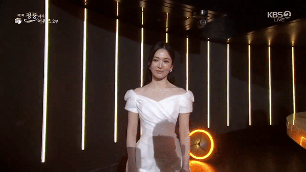 Bên cạnh đó, Song Hye Kyo cũng xuất hiện tại buổi lễ với vai trò người trao giải Daesang danh giá Bộ phim xuất sắc nhất năm cho đoàn phim Moving.