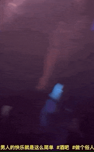 Hứa Nhã Quân thường xuyên tiệc tùng cùng các cô gái khác nhau. Hứa Nhã Quân thường xuyên tiệc tùng cùng các cô gái khác nhau.