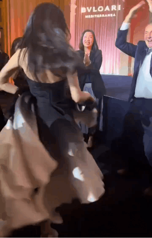 Lưu Diệc Phi bị chê vụng về, ngượng ngùng không tự nhiên như đàn chị Thư Kỳ. Lưu Diệc Phi bị chê vụng về, ngượng ngùng không tự nhiên như đàn chị Thư Kỳ.