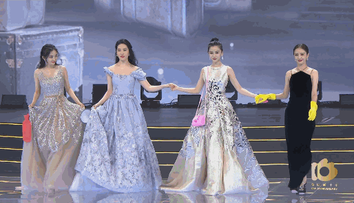 Dương Mịch và Lưu Diệc Phi từng thân thiết trong quá khứ. Dương Mịch và Lưu Diệc Phi từng thân thiết trong quá khứ.