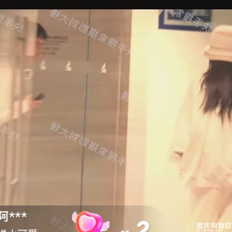 Trợ lý của Dương Dương đón Vương Sở Nhiên vào khách sạn. Ảnh: Sina.