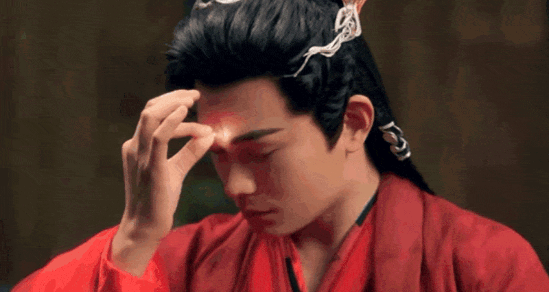 Tư duy thẩm mỹ của đoàn phim Bảy kiếp may mắn cũng khiến khán giả đặt câu hỏi, trong cảnh quay nam chính Đinh Vũ Hề cần rút một tia nguyên thần, nhân viên kỹ thuật đã xử lý không khéo khiến khán giả đánh giá nam chính như rút một con ký sinh trùng ra khỏi đầu.