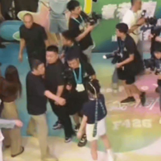 Nữ diễn viên trẻ bị bảo vệ đối xử thô bạo khi cô thoát ra khỏi đám đông.