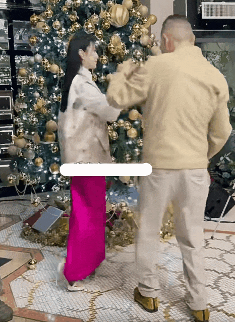 Nữ hoàng thảm đỏ một thời khiêu vũ bên vị tỷ phú 88 tuổi.