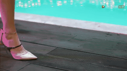 Ngoài ra, để tạo ra cảnh hôn, nhằm thúc đẩy tình cảm của nhân vật, các đạo diễn đã sáng tạo nên tình tiết phi logic, đi ngược lại với định luật vật lý. Cảnh phim trong Chỉ là quan hệ hôn nhân và Ông chồng quốc dân từng trở thành chủ đề khiến người xem chê cười khi phát sóng.