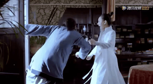 Theo Sina, các đạo diễn Trung Quốc ngày nay thường chỉ quan tâm đến việc để hai nhân vật tương tác, có cảnh hôn, mà không thực sự để ý để hiệu quả của cảnh quay. Do đó, họ thường làm qua loa, thậm chí cố tình sáng tạo những cách quay độc lạ để gây chú ý. Tuy nhiên, điều này cũng khiến khán giả phản cảm, chất lượng của những tác phẩm này thường không cao, điểm đánh giá trên trang Douban của bộ phim Ông chồng quốc dân chỉ có 3,5-4/10. Trong ảnh là cảnh hôn thiếu thuyết phục trong phim Tân Bạch Nương Tử truyền kỳ.