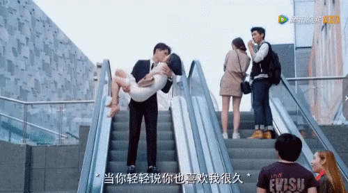 Trên màn ảnh Hoa ngữ, không thiếu những nụ hôn mà khi xem xong, khán giả chỉ để lại ý kiến phê bình. Trong phim Ông chồng quốc dân 1&amp;2, có cảnh nam diễn viên Hùng Tử Kỳ bế Lý Khuê Nhuế trên thang cuốn và hôn cô. Nhưng cách hôn này bị đánh giá là không an toàn, dễ bị ngã gây nguy hiểm.