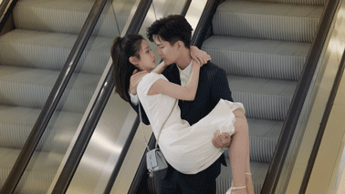 Trên màn ảnh Hoa ngữ, không thiếu những nụ hôn mà khi xem xong, khán giả chỉ để lại ý kiến phê bình. Trong phim Ông chồng quốc dân 1&amp;2, có cảnh nam diễn viên Hùng Tử Kỳ bế Lý Khuê Nhuế trên thang cuốn và hôn cô. Nhưng cách hôn này bị đánh giá là không an toàn, dễ bị ngã gây nguy hiểm.