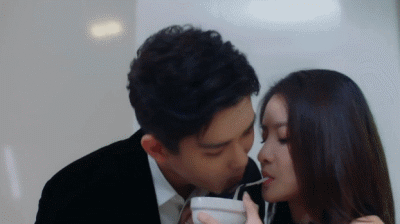 Ngoài ra, còn có những nụ hôn bị cho là "mất vệ sinh" như cảnh trong phim On The Road của Lưu Diệp và Mã Y Lợi. Thậm chí, cảnh quay này còn được đặt tên là "nụ hôn mỳ tôm" và người xem không tiếc lời chê. Trong Ông chồng quốc dân, Hùng Tử Kỳ cũng có nụ hôn khi ăn bị đánh giá quá "sến".