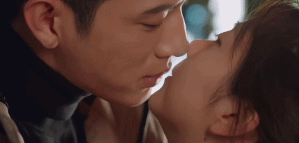 Mới đây, trong bộ phim Quy lộ do Tỉnh Bách Nhiên và Đàm Tùng Vận đóng chính có cảnh hai diễn viên chạm môi nhau và nhân vật nam đã lấy chiếc nhẫn từ miệng để cầu hôn. Cảnh quay với mục đích thể hiện sự bất ngờ, thân mật, thúc đẩy tình cảm song lại bị khán giả cho rằng "gây mất vệ sinh và có thể nguy hiểm nếu nuốt nhầm chiếc nhẫn".