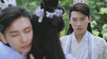 Một cảnh quay khác trong phim Song thế sủng phi bị chỉ trích vì nhân vật nữ đang ôm người này nhưng lại hôn người khác.