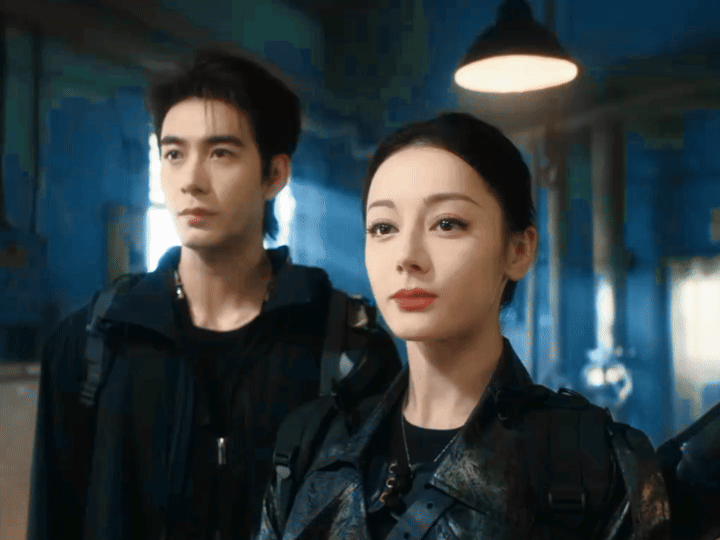 Cả hai không có khoảng cách tuổi tác, đẹp đôi bên nhau.