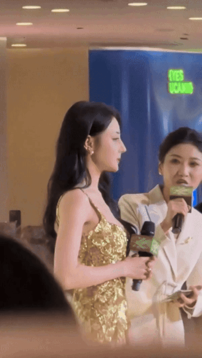 Dù chỉ trang điểm nhẹ, nhan sắc, vóc dáng quyến rũ của Địch Lệ Nhiệt Ba cũng trở thành từ khóa hot nhất mạng xã hội Weibo. Dù ảnh chất lượng thấp, song ngôi sao Trường Ca hành vẫn tỏa sáng.