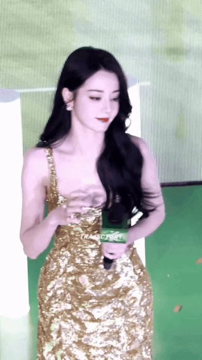 Dù chỉ trang điểm nhẹ, nhan sắc, vóc dáng quyến rũ của Địch Lệ Nhiệt Ba cũng trở thành từ khóa hot nhất mạng xã hội Weibo. Dù ảnh chất lượng thấp, song ngôi sao Trường Ca hành vẫn tỏa sáng.