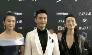 Chương Tử Di với hành động kéo áo khoe vai từng gây sốt năm 2017.