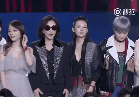 Chương Tử Di với hành động kéo áo khoe vai từng gây sốt năm 2017.