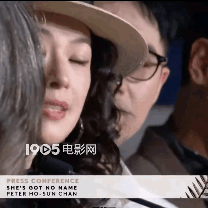 Chương Tử Di &quot;lườm&quot; đạo diễn Trần Khả Tân ngay buổi họp báo tại LHP Cannes.