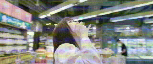 Trong phim, có nhiều cảnh quay lố khiến khán giả không hiểu tại sao đạo diễn lại duyệt cho qua.