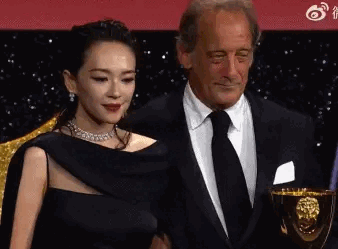 Nữ diễn viên không thoải mái khi đứng cạnh ngôi sao người Pháp. Nữ diễn viên không thoải mái khi đứng cạnh ngôi sao người Pháp.