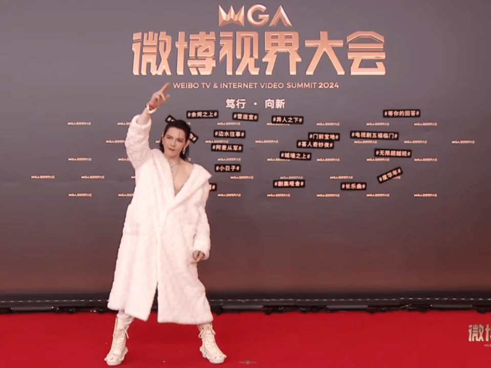 Nam diễn viên cố tình để lộ ngực trên thảm đỏ.