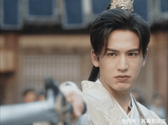 Trương Lăng Hách có khuyết điểm khẩu hình khi đọc thoại xấu. Trương Lăng Hách có khuyết điểm khẩu hình khi đọc thoại xấu.