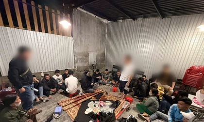 Bắt quả tang 18 đối tượng nam nữ ‘sát phạt’ tại quán cà phê ở Huế