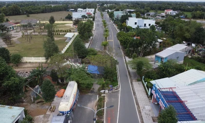 Hiện, tuyến đường ĐH4 đã được bàn giao cho chính quyền xã Xuân Phú quản lý. Về giải pháp, xã sẽ phải bổ sung vào danh mục đầu tư công rồi xin nguồn vốn để tiếp tục thực hiện phần còn lại theo đúng quy định, nếu không thống nhất có thể cưỡng chế.