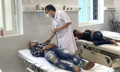 Hai xe máy lao ầm ầm vào nhau, 5 người thương vong