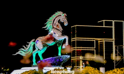 Đà Nẵng thắp sáng, linh vật ngựa 4.0 lộ 'mạch điện', khoe đèn LED