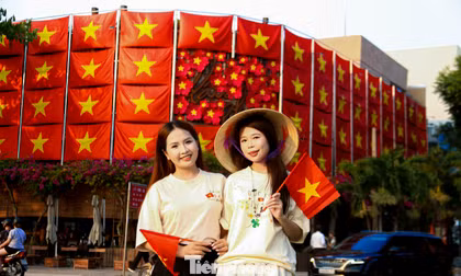 Những 'tọa độ check-in' rợp bóng cờ hoa thu hút bạn trẻ Đà Nẵng dịp 30/4 