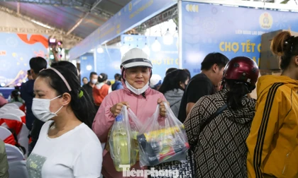 Công nhân Đà Nẵng chen chân sắm Tết 0 đồng ngay trong khu công nghiệp