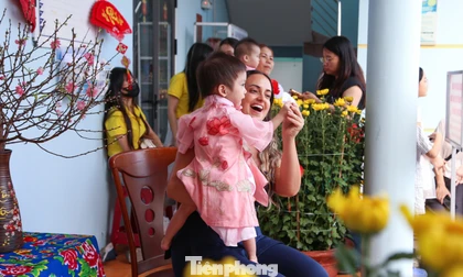 Bạn trẻ quốc tế và Đà Nẵng mang Tết sớm đến với các em nhỏ mồ côi