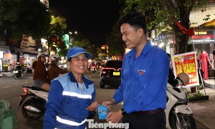 Món quà bất ngờ gửi tới công nhân môi trường đêm Giao thừa