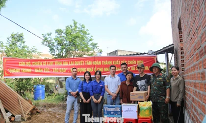 Chồng mất hơn 10 năm, nhà vừa bị bão quật đổ, hai mẹ con vất vả tái thiết