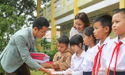 Những phần quà nghĩa tình tiếp sức học sinh vùng cao Đắk Lắk vượt khó học tốt