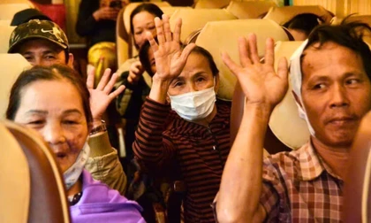 Chuyến xe nghĩa tình đưa hơn 100 bệnh nhân nghèo từ Bệnh viện Đà Nẵng về quê đón Tết