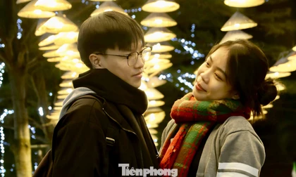 Lung linh ánh đèn, các nhà thờ Đà Nẵng trở thành điểm hẹn tình yêu 