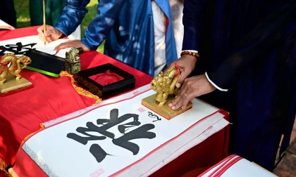 Tận thấy khai ấn tân niên và nghi lễ hạ nêu trong Hoàng cung Huế