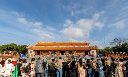 Chen chân xem tái hiện nghi lễ quan trọng triều Nguyễn
