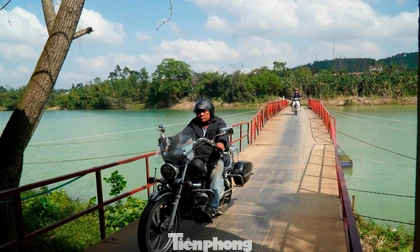 Nối xong cầu phao bị lũ cuốn đứt trên thượng nguồn sông Hương