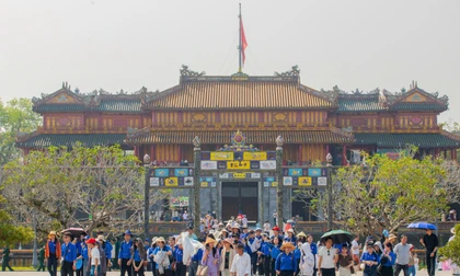 Dòng người nườm nượp đổ về quần thể di tích Huế