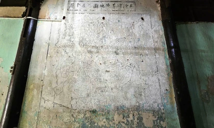 Phát lộ bức họa cổ dạng bản đồ chứa đa ngữ trong Kinh thành Huế