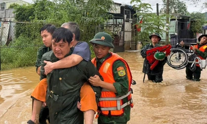 Hàng trăm cán bộ chiến sĩ ngâm mình trong nước khắc phục sạt lở, di dời dân, sẵn sàng ứng phó bão số 13
