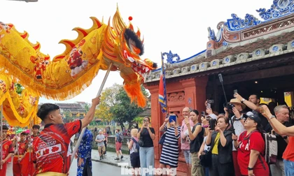 Khách Tây chen chân xem diễu hành ở Hội An