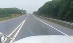 Xử lý tài xế có pha vượt ẩu 'thót tim' trên cao tốc Cam Lộ - La Sơn