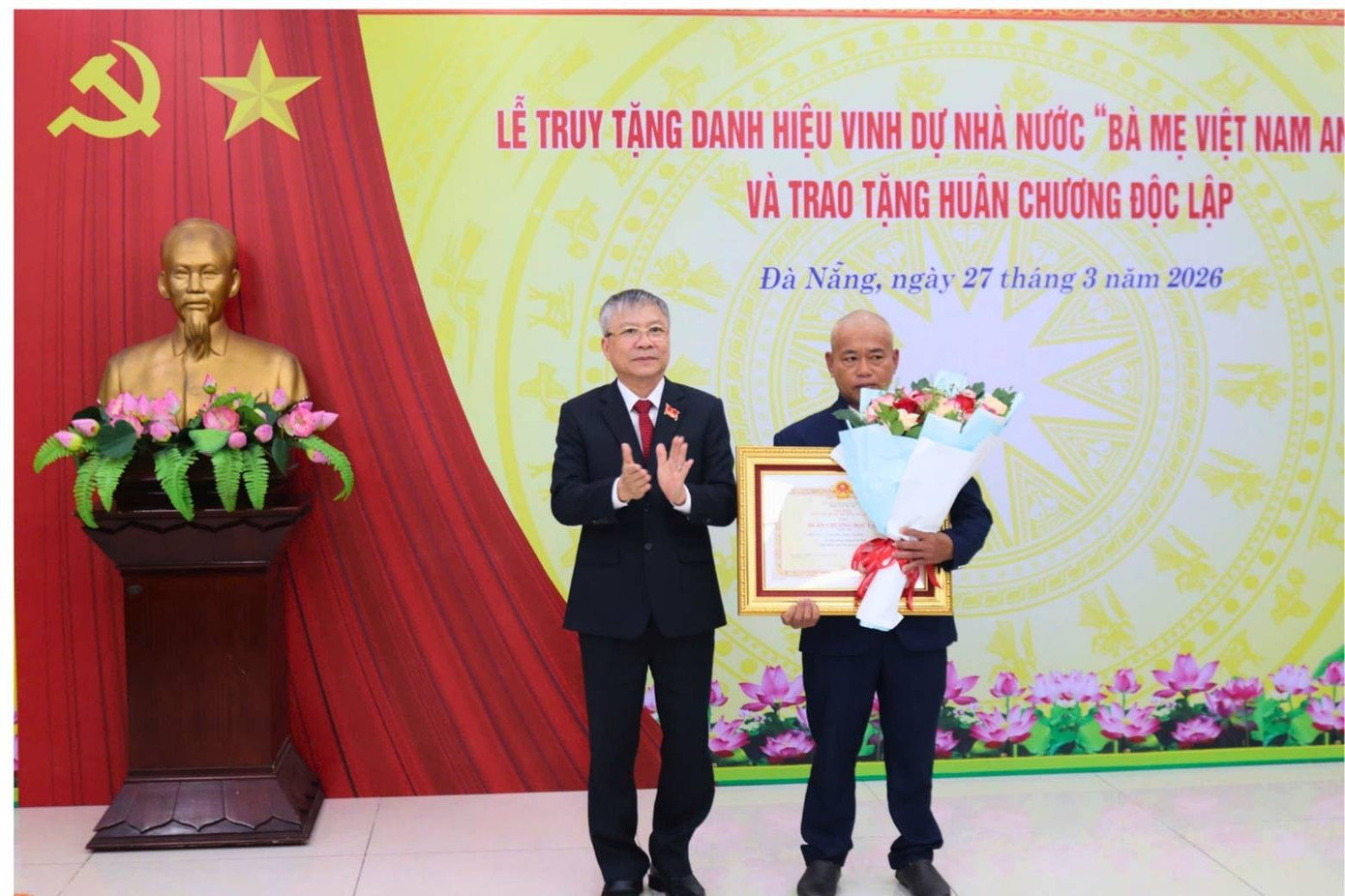 Phó Bí thư Thành ủy, Chủ tịch HĐND thành phố Nguyễn Đức Dũng (bên trái) thừa ủy quyền của Chủ tịch nước tặng thưởng Huân chương Độc lập hạng Ba cho gia đình ông Tăng Tôn (xã Thăng Trường). Ảnh: Anh Vũ