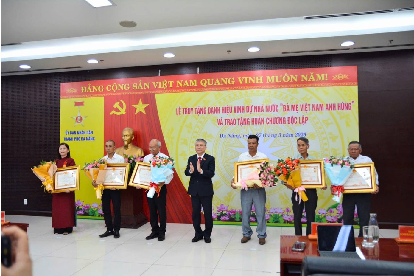 Phó Bí thư Thành ủy, Chủ tịch HĐND thành phố Nguyễn Đức Dũng (giữa) thừa ủy quyền của Chủ tịch nước trao danh hiệu Bà mẹ Việt Nam anh hùng cho thân nhân các mẹ. Ảnh: Anh Vũ