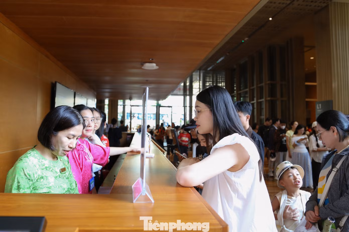tp-du-khach-xep-hang-tham-quan-bao-tang-3.jpg